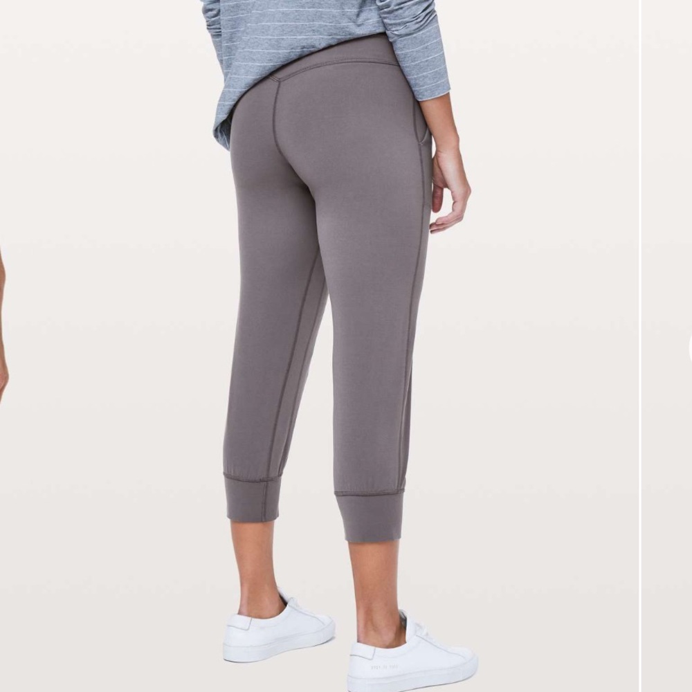 Lululemon Align Jogger Crop *23"
Moonphase
Size 4